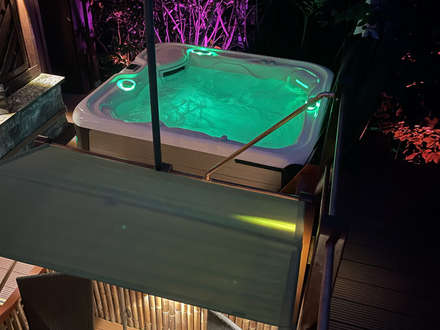 Sun Lounge: Immerse yourself in the enchanting atmosphere of our hot tub